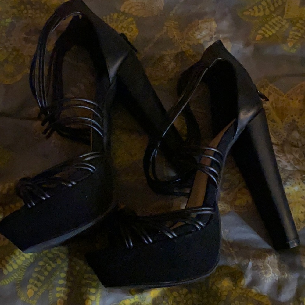 Black highheels,